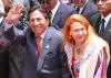El presidente de Perú, Alejandro Toledo (izq) camina junto a su esposa Eliane Karp.