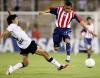 Los goles vinieron como sorpresa luego de largos minutos en que Colo Colo parecía una tromba que obligaba a Guadalajara a una defensa desesperada.