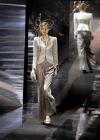 La modelo luce un diseño de Giorgio Armani