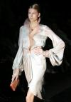 La modelo luce un diseño de Giorgio Armani