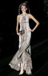 La modelo luce un diseño de John Galliano