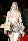 La modelo luce un diseño de John Galliano