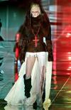 La modelo luce un diseño de John Galliano