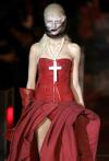 La modelo luce un diseño de John Galliano