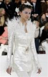 La modelo luce un diseño de Karl Lagerfeld