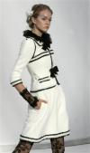 La modelo luce un diseño de Karl Lagerfeld