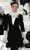 La modelo luce un diseño de Karl Lagerfeld
