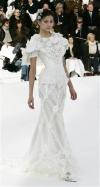 La modelo luce un diseño de Karl Lagerfeld