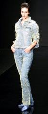 La modelo luce un diseño de Maurizio Galante