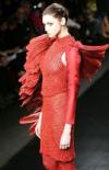 La modelo luce un diseño de Maurizio Galante