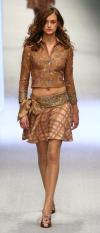 La modelo luce un diseño de Oliver Weiken