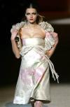 La modelo luce un diseño de Valentino