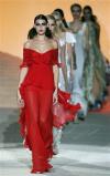 La modelo luce un diseño de Valentino