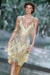 Estrategia particularmente apreciada en París, donde la prensa especializada asegura que es 'el modisto que vende más alta costura en el mundo'.La modelo luce un diseño de  Elie Saab.