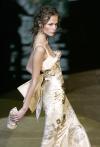 Poco importa si su agenda de compradoras, más allá de un impresionante panel de aristócratas y millonarias libanesas, cuenta con una abundante proporción de novias.
La modelo luce un diseño de  Elie Saab.