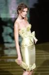 Estrategia particularmente apreciada en París, donde la prensa especializada asegura que es 'el modisto que vende más alta costura en el mundo'.La modelo luce un diseño de  Elie Saab.