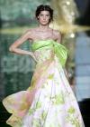 El libanés Elie Saab, que cuenta entre sus clientas a la reina Rania de Jordania y un importante número de primeras damas de Oriente Medio, fue el encargado de clausurar oficialmente el calendario.
La modelo luce un diseño de  Elie Saab.