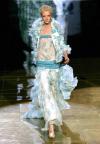 Jóvenes promesas de la moda como la firma 'On aura tout vu' o Richard René; figuras importantes como Christophe Josse o Franck Sorbier y nombres ya instalados como Jean-Paul Gaultier cerraronlas jornadas de alta costura para la primavera-verano 2006 de París.
Luce la modelo un diseño de Elie Saab.