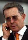 El presidente colombiano Uribe charla por teléfono durante el discurso de Zelaya