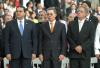 El presidente hondureño Zelaya saluda a la multitud acompañado de su esposa Xiomara