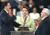 El presidente hondureño Zelaya saluda a la multitud acompañado de su esposa Xiomara
