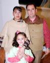 ni_29012006 
 Alfonso Saldaña, maribel de saldaña y las pequeñas Maryfer e Isabel Saldaña