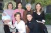 gr_30012006 
Olga Navarro acompañada por sus hijas Úrsula, Adriana, Ana, Paulina y Olga Echávez y su mamá Olga Robles Gil de Navarro.