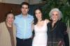 va_01022006 
Lucy Rivas junto a su prometido Jorge González, así como las señoras Beatriz R. de González y Nieves M. de Colsa.