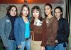 de_03022006 
Janeth Rocío Gámez Ciper acompañada por un grupo de amigas el día de su fiesta de despedida.