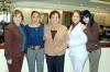 va_01022006 
Lucy Rivas junto a su prometido Jorge González, así como las señoras Beatriz R. de González y Nieves M. de Colsa.