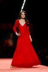 Con una imaegn muy delgada Lindsay Lohan contribuyó a la causa portando un vestido diseñado por Calvin Klein.
