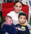 ni_05022006 
Ana Lucía Porras de Campillo con sus hijos Jorge y Fernando Campillo Porras