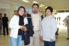 vi_07022006 
José Miguel y Ana Valenzuela viajaron a Ecuador, los despidieron sus familiares.