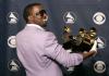 El espectáculo comenzó con una actuación del grupo animado Gorillaz que interpretó, 'Feel Good Inc.'. Posteriormente, Madonna, quien no fue nominada a un premio, cantó su éxito más reciente 'Hung Up'.