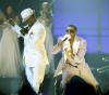 Además de arrasar con los premios, U2 también ofreció una actuación emotiva cuando cantaron su éxito 'Vertigo', y junto con la reina de R&B Mary J. Blige interpretaron con fervor su tema clásico 'One'.