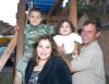 ni_10022006 
David Murra junto a sus papás David y Lizeth y su hermanita Fernanda.