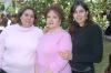 va_12022006 
Cristina Acosta de De la Garza el día de su cumpleaños, acompañada de sus hijas Mary Crusty y Naxiely.
