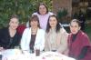 va_12022006 
Gloria Espinoza de Flores acompañada por sus hijos Emilio, Rur, Olaya y Bayardo Flores Espinoza, el día que festejó su 80 aniversario.