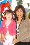 ni_12022006 
Paulina Gamboa Mercado el día en que cumplió tres años de vida acompañada de la miss Azalia Haideé Zúñiga.