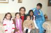 gr_12022006 
Elba de Ferriño con sus nietos Daniela, Alexa, Crista, Mariana y Diego Ferriño.
