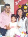 ni_17022006 
Karyme Alejandra Arizmendi David acompañada por sus papás, Karina de Arizmendi y Miguel Arizmendi el día que festejó su tercer cumpleaños.