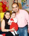 ni_19022006 
 Lizett en su primer cumpleaños con sus padres Bruno y Lizett Solís