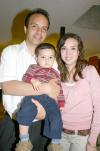 ni_20022006 
Víctor Martínez Cavelaris en convivo al cumplir dos años acompañado por sus padres Víctor Martínez Hernández y Marisol Cavelaris