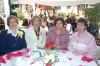 va_24022006
Paola de Beatson acompañada por su mamá, hermanas ysu hija en su reunion de canastilla.