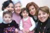 ni_25022006 
María de Lourdes Carrillo de Santibáñez festejó su cumpleaños acompañada por sus hijas y nietas.