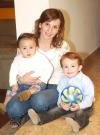 ni_26022006 
Duina de Villarreal con sus hijoss Paola y Carlos