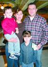 ni_26022006 
Verónica Tovar de Escalera y Tomás Escalera con sus hijos, en reciente acontecimiento.