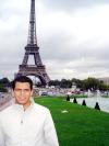 D-Óscar Rodríguez frente a la Torre Eiffel, en París, Francia, durante su visita por aquel país.