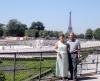 Manuel Leal y Asunción Belausteguigoitia de Leal, en París, Francia, captados Frente a la Torre Eiffel