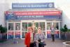 Carmen Miller y Cecilia Chapoy de Sobrino, captadas frente a la entrada del Eurotúnel en Folkestone, Inglaterra.